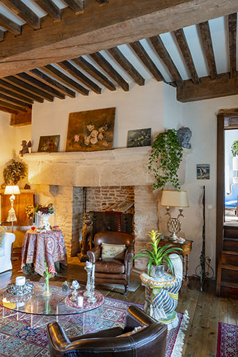 Salle avec cheminée, peut-être ancienne cuisine, au premier étage de l'aile ouest. © Jérôme Mongreville / Région Bourgogne-Franche-Comté, Inventaire du patrimoine - 2018 Salle avec cheminée, peut-être ancienne cuisine, au premier étage de l'aile ouest. © Jérôme Mongreville / Région Bourgogne-Franche-Comté, Inventaire du patrimoine - 2018