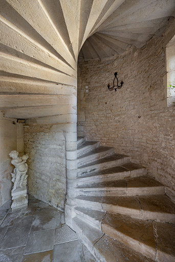 Escalier en vis, rez-de-chaussée. © Jérôme Mongreville / Région Bourgogne-Franche-Comté, Inventaire du patrimoine - 2018 Escalier en vis, rez-de-chaussée. © Jérôme Mongreville / Région Bourgogne-Franche-Comté, Inventaire du patrimoine - 2018