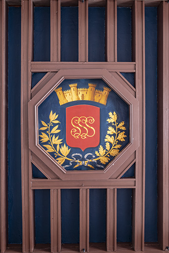 Armoiries de Scey-sur-Saône (1868), détail de la partie centrale du plafond de la justice de paix. © Jérôme Mongreville / Région Bourgogne-Franche-Comté, Inventaire du patrimoine - 2018 Armoiries de Scey-sur-Saône (1868), détail de la partie centrale du plafond de la justice de paix. © Jérôme Mongreville / Région Bourgogne-Franche-Comté, Inventaire du patrimoine - 2018