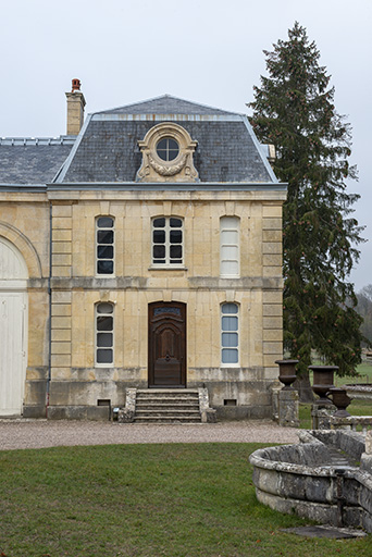 Élévation du pavillon de droite sur la cour. © Jérôme Mongreville / Région Bourgogne-Franche-Comté, Inventaire du patrimoine - 2018 Élévation du pavillon de droite sur la cour. © Jérôme Mongreville / Région Bourgogne-Franche-Comté, Inventaire du patrimoine - 2018