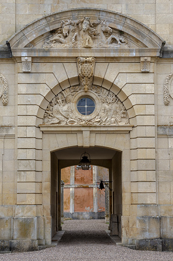 Portail à porte cochère du pavillon central. © Jérôme Mongreville / Région Bourgogne-Franche-Comté, Inventaire du patrimoine - 2018 Portail à porte cochère du pavillon central. © Jérôme Mongreville / Région Bourgogne-Franche-Comté, Inventaire du patrimoine - 2018