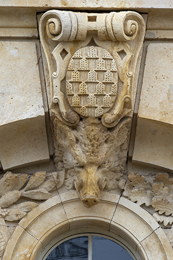Agrafe à cuir découpé et hure de sanglier, portant les armoiries de la famille de Bauffremont. © Jérôme Mongreville / Région Bourgogne-Franche-Comté, Inventaire du patrimoine - 2018 Agrafe à cuir découpé et hure de sanglier, portant les armoiries de la famille de Bauffremont. © Jérôme Mongreville / Région Bourgogne-Franche-Comté, Inventaire du patrimoine - 2018