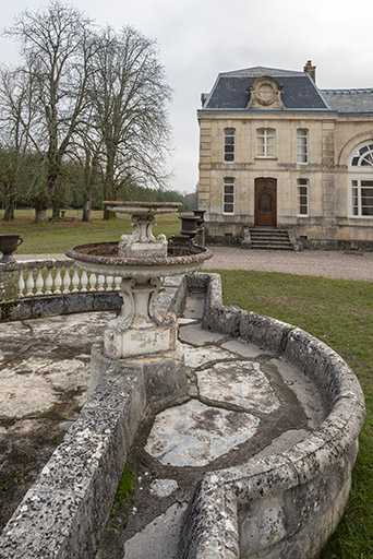 Fontaine et abreuvoir dans la cour de l'écurie, vue depuis le nord. © Jérôme Mongreville / Région Bourgogne-Franche-Comté, Inventaire du patrimoine - 2018 Fontaine et abreuvoir dans la cour de l'écurie, vue depuis le nord. © Jérôme Mongreville / Région Bourgogne-Franche-Comté, Inventaire du patrimoine - 2018
