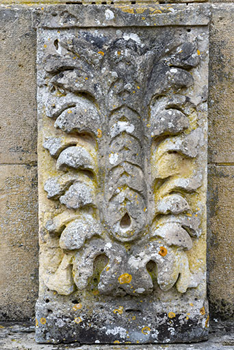 Relief représentant des feuilles d'acanthe. © Jérôme Mongreville / Région Bourgogne-Franche-Comté, Inventaire du patrimoine - 2018 Relief représentant des feuilles d'acanthe. © Jérôme Mongreville / Région Bourgogne-Franche-Comté, Inventaire du patrimoine - 2018