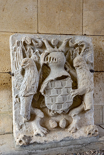 Pierre avec relief représentant les armoiries de la famille de Bauffremont. © Jérôme Mongreville / Région Bourgogne-Franche-Comté, Inventaire du patrimoine - 2018 Pierre avec relief représentant les armoiries de la famille de Bauffremont. © Jérôme Mongreville / Région Bourgogne-Franche-Comté, Inventaire du patrimoine - 2018