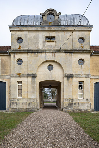 Élévation du pavillon central sur les dépendances. © Jérôme Mongreville / Région Bourgogne-Franche-Comté, Inventaire du patrimoine - 2018 Élévation du pavillon central sur les dépendances. © Jérôme Mongreville / Région Bourgogne-Franche-Comté, Inventaire du patrimoine - 2018
