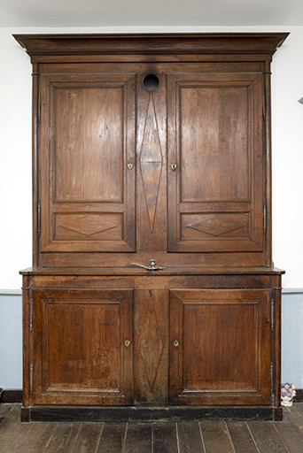 Placard chauffant situé au revers de l'âtre de la cuisine. © Sonia Dourlot / Région Bourgogne-Franche-Comté, Inventaire du patrimoine - 2018 Placard chauffant situé au revers de l'âtre de la cuisine. © Sonia Dourlot / Région Bourgogne-Franche-Comté, Inventaire du patrimoine - 2018