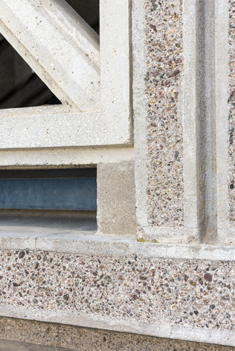 Façade antérieure, corps oriental : détail de la claustra. © Sonia Dourlot / Région Bourgogne-Franche-Comté, Inventaire du patrimoine - 2019