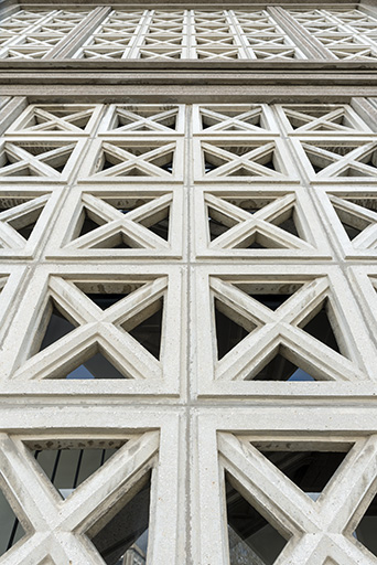 Façade antérieure, corps oriental : claustra, vue en contre-plongée. © Sonia Dourlot / Région Bourgogne-Franche-Comté, Inventaire du patrimoine - 2019