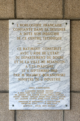 Façade antérieure, corps central : plaque commémorative de l'inauguration, dans l'entrée. © Sonia Dourlot / Région Bourgogne-Franche-Comté, Inventaire du patrimoine - 2019