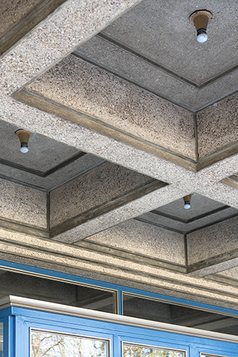 Façade antérieure, corps central : caissons du plafond de l'entrée. © Sonia Dourlot / Région Bourgogne-Franche-Comté, Inventaire du patrimoine - 2019