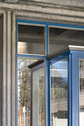 Façade antérieure, corps central : détail de l'entrée. © Sonia Dourlot / Région Bourgogne-Franche-Comté, Inventaire du patrimoine - 2019