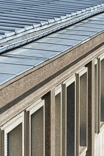 Façade postérieure, corps oriental : toiture et baies, vues en enfilade. © Sonia Dourlot / Région Bourgogne-Franche-Comté, Inventaire du patrimoine - 2019