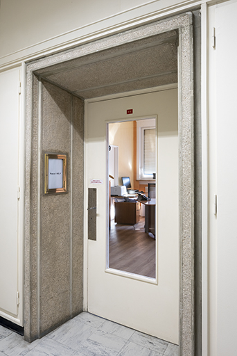 Rez-de-chaussée, corps oriental : porte d'un bureau. © Sonia Dourlot / Région Bourgogne-Franche-Comté, Inventaire du patrimoine - 2019