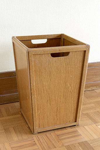 Rez-de-chaussée, corps oriental : corbeille à papier dessinée par Honegger, dans le bureau du directeur. © Sonia Dourlot / Région Bourgogne-Franche-Comté, Inventaire du patrimoine - 2019