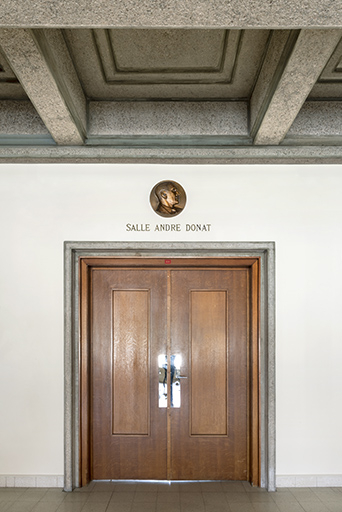 Rez-de-chaussée, corps central : porte de la salle de réunion André Donat, dans le hall d'entrée. © Sonia Dourlot / Région Bourgogne-Franche-Comté, Inventaire du patrimoine - 2019