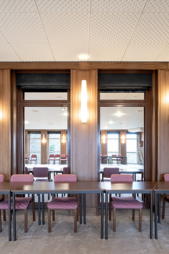 Rez-de-chaussée, corps occidental : miroir fermant certaines fenêtres de la salle de conférences. © Sonia Dourlot / Région Bourgogne-Franche-Comté, Inventaire du patrimoine - 2019