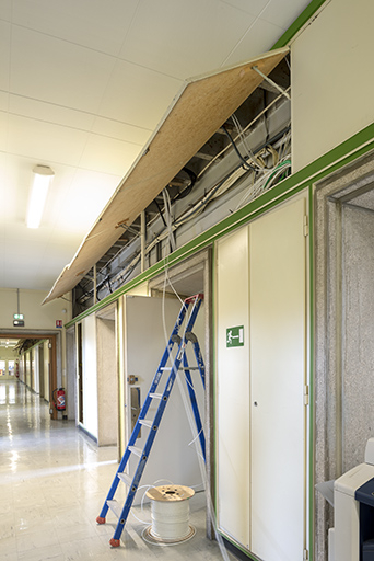 1er étage de soubassement : gaines techniques dans le couloir. © Sonia Dourlot / Région Bourgogne-Franche-Comté, Inventaire du patrimoine - 2019