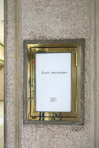 1er étage de soubassement : plaque du laboratoire des essais mécaniques. © Sonia Dourlot / Région Bourgogne-Franche-Comté, Inventaire du patrimoine - 2019