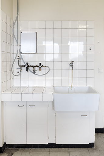 1er étage de soubassement, laboratoire de chimie et des essais mécaniques : paillasse © Sonia Dourlot / Région Bourgogne-Franche-Comté, Inventaire du patrimoine - 2019