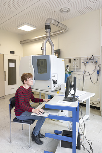 1er étage de soubassement : laboratoire des métaux précieux (spectroscopie). © Sonia Dourlot / Région Bourgogne-Franche-Comté, Inventaire du patrimoine - 2019