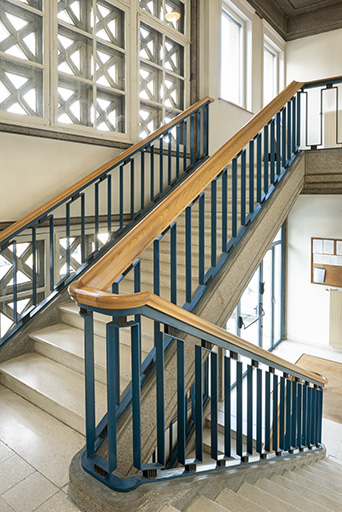 Rez-de-chaussée, corps oriental : escalier, depuis le repos. © Sonia Dourlot / Région Bourgogne-Franche-Comté, Inventaire du patrimoine - 2019