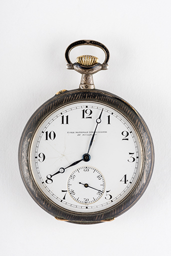 Montre marquée Ecole nationale d'Horlogerie de Besançon. (Collection musée du Temps, Besançon). © Sonia Dourlot / Région Bourgogne-Franche-Comté, Inventaire du patrimoine - 2019 Montre marquée Ecole nationale d'Horlogerie de Besançon. (Collection musée du Temps, Besançon). © Sonia Dourlot / Région Bourgogne-Franche-Comté, Inventaire du patrimoine - 2019