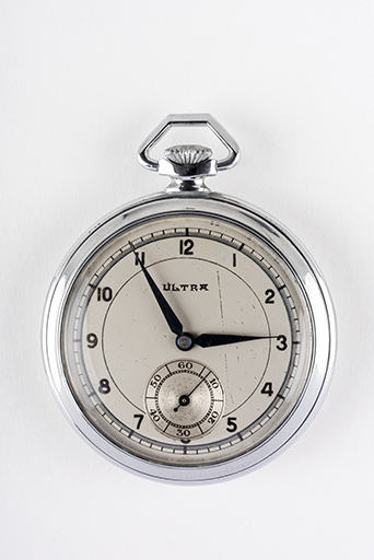 Montre de poche Ultra, milieu 20e siècle. (Collection musée du Temps, Besançon). © Sonia Dourlot / Région Bourgogne-Franche-Comté, Inventaire du patrimoine - 2019 Montre de poche Ultra, milieu 20e siècle. (Collection musée du Temps, Besançon). © Sonia Dourlot / Région Bourgogne-Franche-Comté, Inventaire du patrimoine - 2019