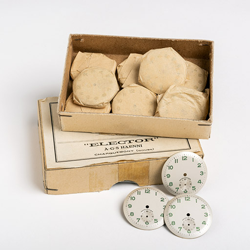 Boîte de cadrans de montre. (Collection Henri Bonnet, Fournets-Luisans). © Sonia Dourlot / Région Bourgogne-Franche-Comté, Inventaire du patrimoine - 2019 Boîte de cadrans de montre. (Collection Henri Bonnet, Fournets-Luisans). © Sonia Dourlot / Région Bourgogne-Franche-Comté, Inventaire du patrimoine - 2019