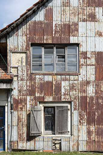 Façade ouest : essentage de tôle et fenêtre d'atelier. © Sonia Dourlot / Région Bourgogne-Franche-Comté, Inventaire du patrimoine - 2019