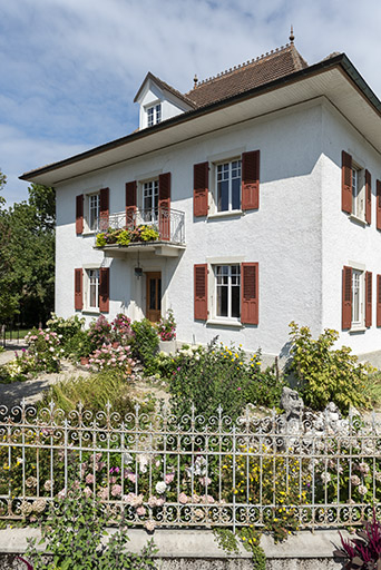 Maison : façade antérieure, de trois quarts droite. © Sonia Dourlot / Région Bourgogne-Franche-Comté, Inventaire du patrimoine - 2019