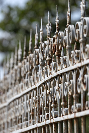 Clôture : détail de ferronnerie de la grille, vue en enfilade. © Sonia Dourlot / Région Bourgogne-Franche-Comté, Inventaire du patrimoine - 2019