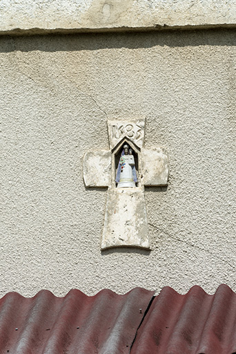 Façade antérieure : croix portant la date 1583, avec niche et statuette de la Vierge. © Sonia Dourlot / Région Bourgogne-Franche-Comté, Inventaire du patrimoine - 2019