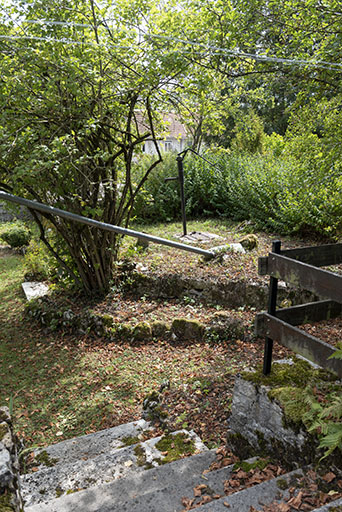 Citerne et sa pompe manuelle Louvet. © Sonia Dourlot / Région Bourgogne-Franche-Comté, Inventaire du patrimoine - 2019