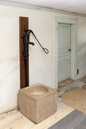 Intérieur : pompe manuelle Renaud, des Fontenelles. © Sonia Dourlot / Région Bourgogne-Franche-Comté, Inventaire du patrimoine - 2019