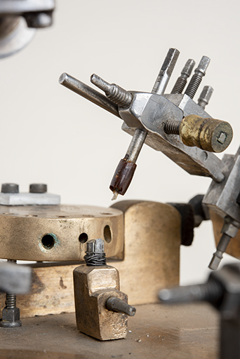 Tasseau (à gauche) et lime sur son support. © Sonia Dourlot / Région Bourgogne-Franche-Comté, Inventaire du patrimoine - 2019