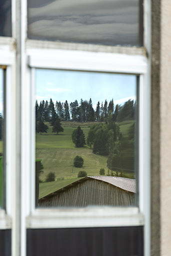 Paysage se reflétant dans l'une des fenêtres. © Sonia Dourlot / Région Bourgogne-Franche-Comté, Inventaire du patrimoine - 2019