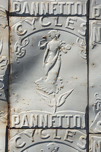 Panneau publicitaire pour les cycles Panneton (image inversée). © Sonia Dourlot / Région Bourgogne-Franche-Comté, Inventaire du patrimoine - 2019