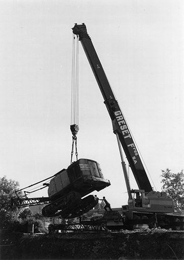 [Construction du laboratoire de métrologie, fondations : sortie à l'aide d'une grue de la sonnette utilisée pour le battage des pieux], 1981. © Laurent Poupard / Région Bourgogne-Franche-Comté, Inventaire du patrimoine - 2019