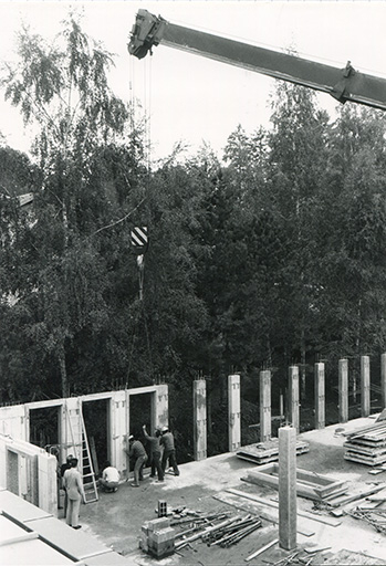 [Construction du laboratoire de métrologie, rez-de-chaussée : pose d'un élément du mur occidental], 1981. © Laurent Poupard / Région Bourgogne-Franche-Comté, Inventaire du patrimoine - 2019