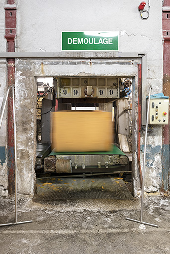 Fabrication : démoulage du bloc. © Sonia Dourlot / Région Bourgogne-Franche-Comté, Inventaire du patrimoine - 2019