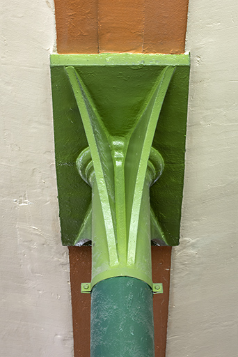 Atelier de fabrication (ancienne pointerie) : chapiteau d'un poteau en fonte. © Sonia Dourlot / Région Bourgogne-Franche-Comté, Inventaire du patrimoine - 2019