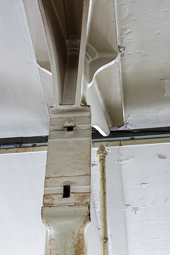 Atelier de fabrication (ancienne tréfilerie, 1er étage) : chapiteau du poteau en fonte et système de fixation des supports de transmission. © Sonia Dourlot / Région Bourgogne-Franche-Comté, Inventaire du patrimoine - 2019