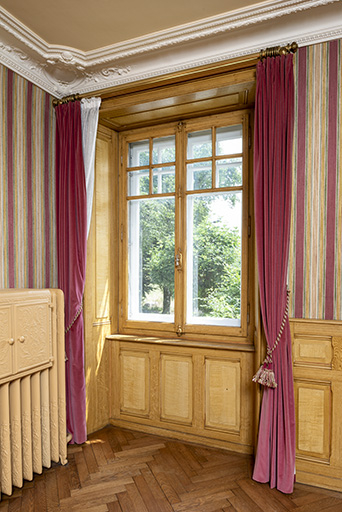 Maison, salon : fenêtre et boiseries avec décor de faux bois. © Sonia Dourlot / Région Bourgogne-Franche-Comté, Inventaire du patrimoine - 2019