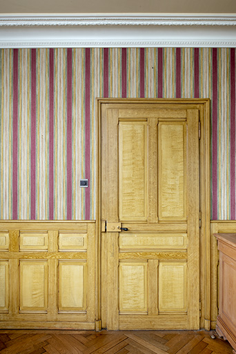 Maison, salon : porte et boiseries avec décor de faux bois. © Sonia Dourlot / Région Bourgogne-Franche-Comté, Inventaire du patrimoine - 2019
