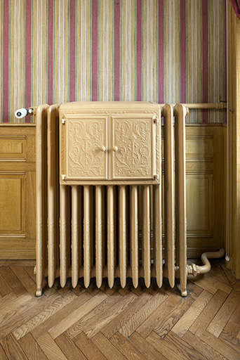 Maison, salon : radiateur avec chauffe-plat. © Sonia Dourlot / Région Bourgogne-Franche-Comté, Inventaire du patrimoine - 2019
