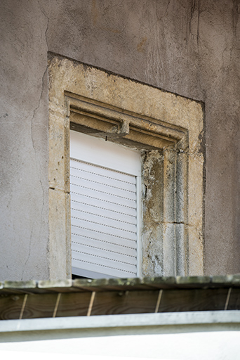 Ancienne maison : fenêtre à meneau (à l'étage). © Sonia Dourlot / Région Bourgogne-Franche-Comté, Inventaire du patrimoine - 2019 Ancienne maison : fenêtre à meneau (à l'étage). © Sonia Dourlot / Région Bourgogne-Franche-Comté, Inventaire du patrimoine - 2019
