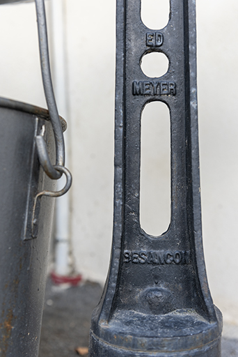 Nom du constructeur (Ed. Meyer) et lieu de fabrication (Besançon). © Sonia Dourlot / Région Bourgogne-Franche-Comté, Inventaire du patrimoine - 2019 Nom du constructeur (Ed. Meyer) et lieu de fabrication (Besançon). © Sonia Dourlot / Région Bourgogne-Franche-Comté, Inventaire du patrimoine - 2019