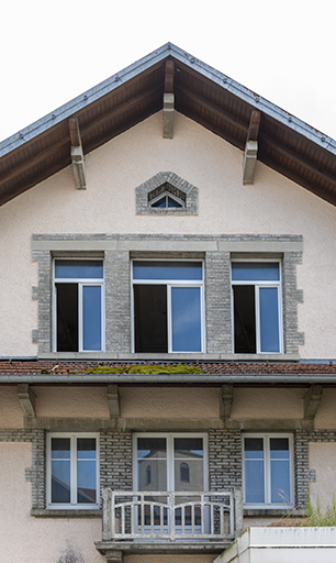 Façade antérieure : travées centrales en partie haute. © Sonia Dourlot / Région Bourgogne-Franche-Comté, Inventaire du patrimoine - 2019 Façade antérieure : travées centrales en partie haute. © Sonia Dourlot / Région Bourgogne-Franche-Comté, Inventaire du patrimoine - 2019