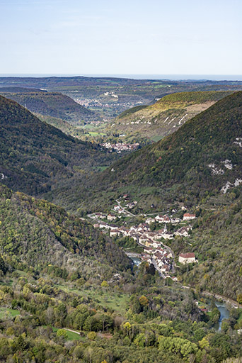 Vallée de la Loue depuis le belvédère du Moine à Renédale. Au premier plan le village de Lods. © Jérôme Mongreville / Région Bourgogne-Franche-Comté, Inventaire du patrimoine - 2019